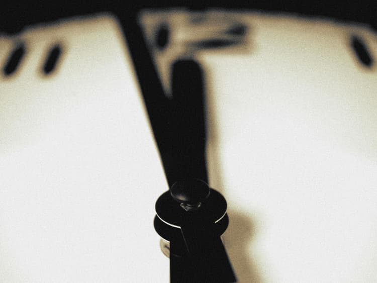 Clock showing payment deadline for invoice due dates