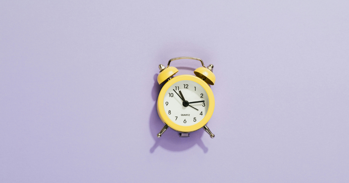 Yellow alarm clock as reminder for invoice follow-up timing