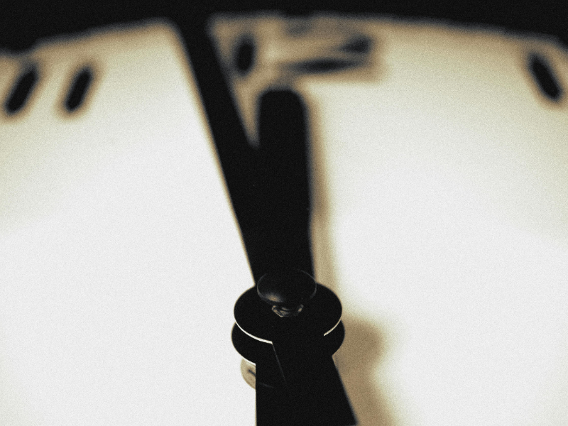 Clock showing payment deadline for invoice due dates